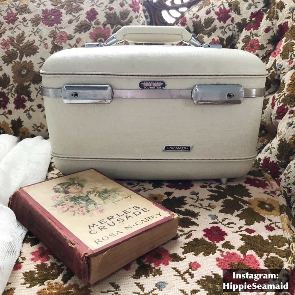 Gorgeous Vintage American Tourister Train Case!